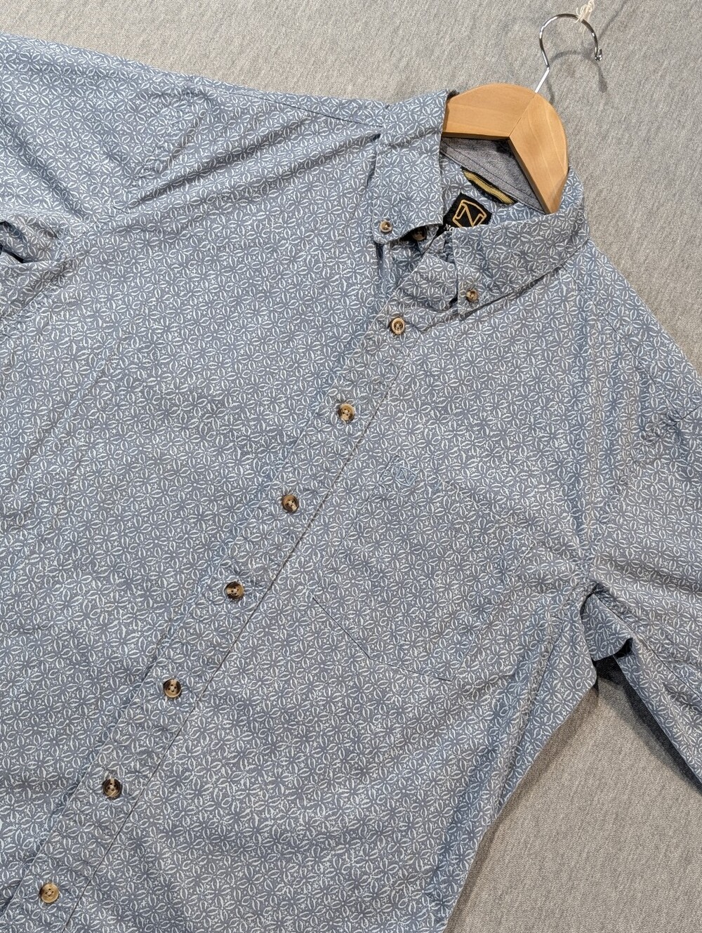 Noble Outfitters Geometric Button Down Shirt Men's M Reg Blue Short Sleeve